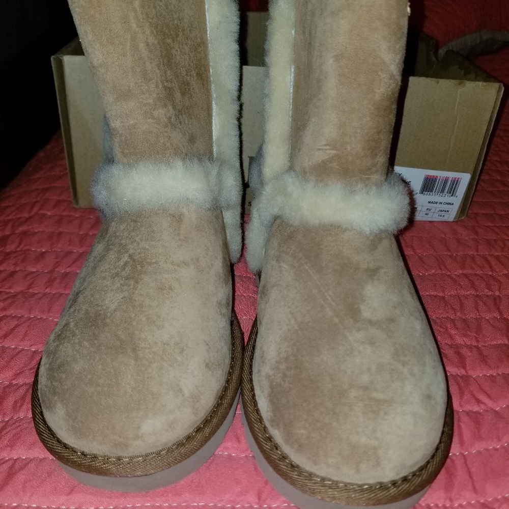 Kids Ugg Hadley boots size 13
